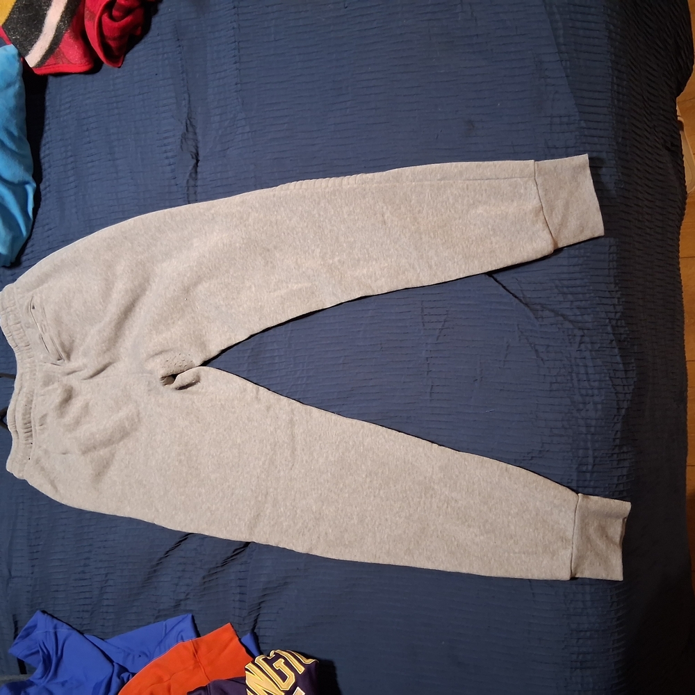 Casual Gray Sweater with Classic Knit Design